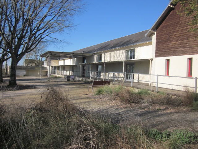 St Pez Anc ecole cour.JPG