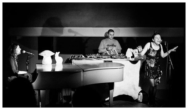 Fichier:Maïon & Wenn à l'Espace Lambon 23mars2011.jpg