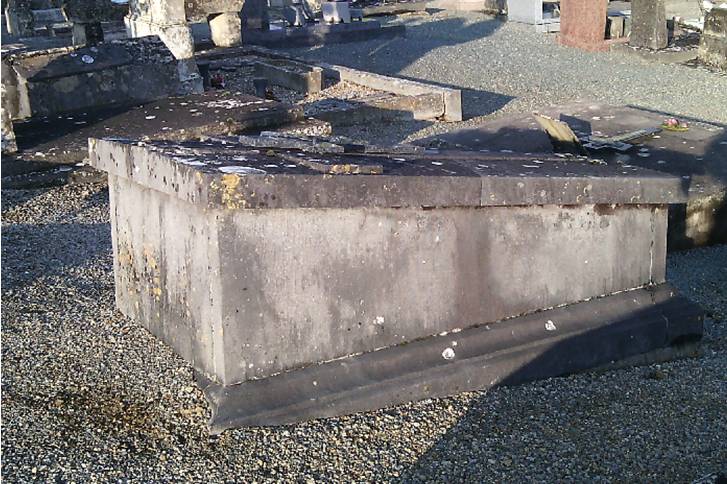 Fichier:Sepulture Ste Pez M Metayer.jpg