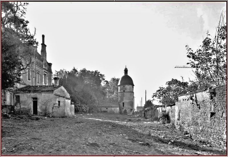 Fichier:1970 Cour Interieure Tour Chabot.jpg