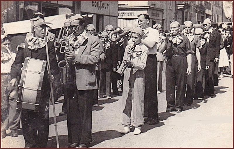 Fichier:Fanfare Niort 1970.jpg