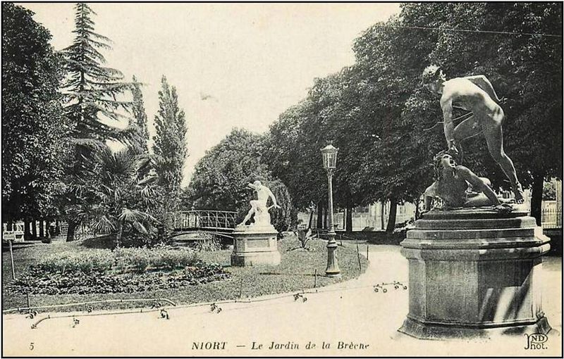 Fichier:Statues Breche.jpg