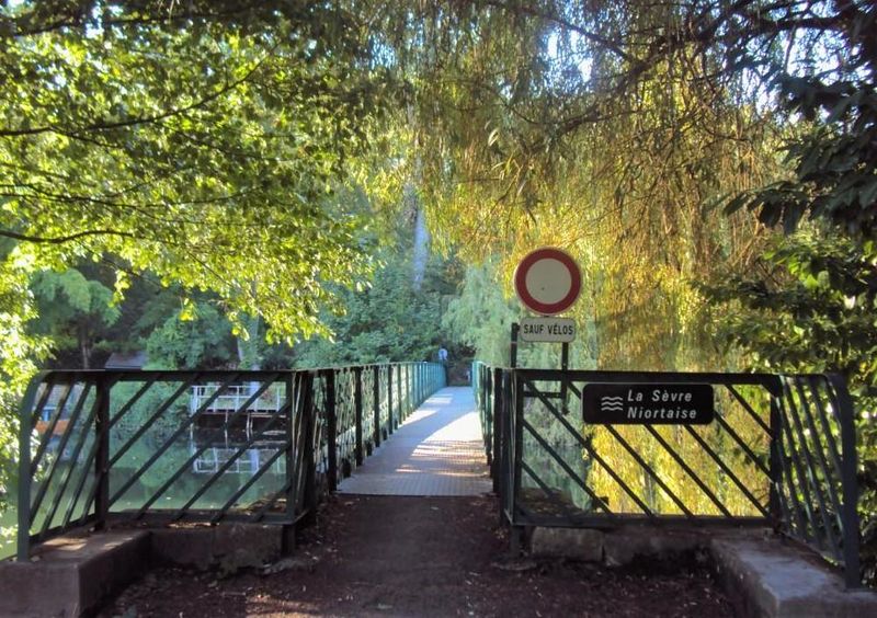 Fichier:Passerelle St Pezenne.jpg