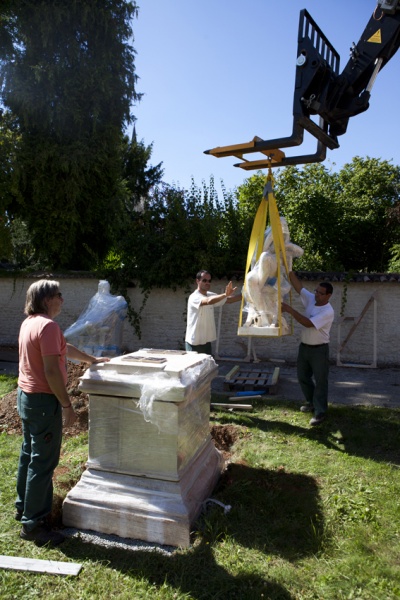 Fichier:Installation des statues au Musée Bernard d'Agesci - 2014 - Crédit Photos - Service Musée CAN.jpg