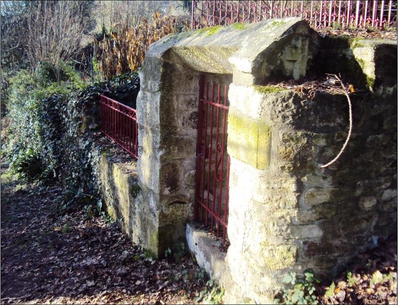 Fichier:Fontaine Amourettes St Pezenne.jpg