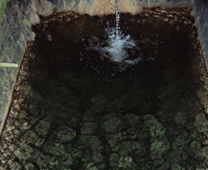 Fichier:Ecoulement lavoir.jpg