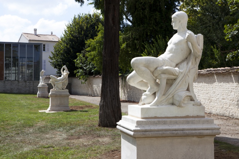 Fichier:Les statues au Musée Bernard d'Agesci - 2014 - Crédit Photo - Service Musée CAN.jpg