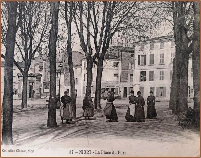 Fichier:Place du Port début XXe.jpg