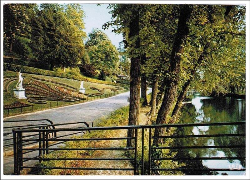 Fichier:2 statues 1975.jpg