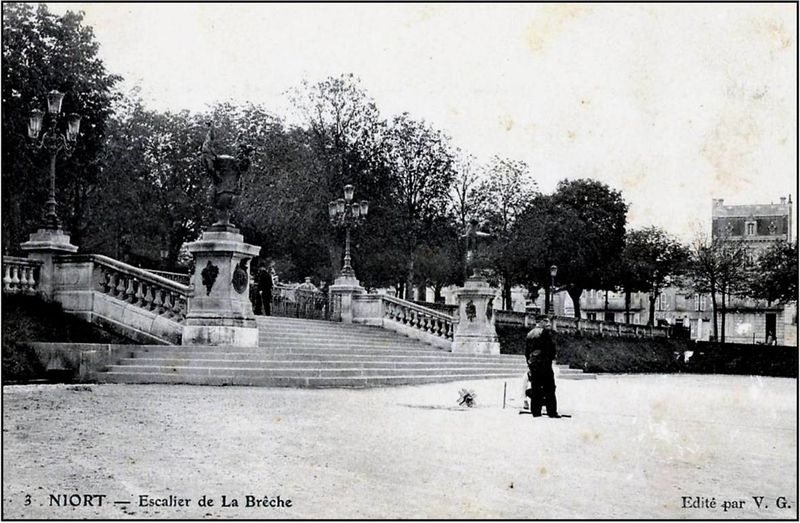 Fichier:Ancien escalier Breche Niort.jpg