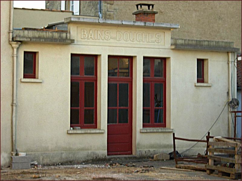 Fichier:Bains douches St Pezenne.jpg