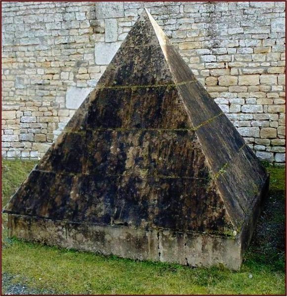 Fichier:Pyramide Cim Ancien.jpg