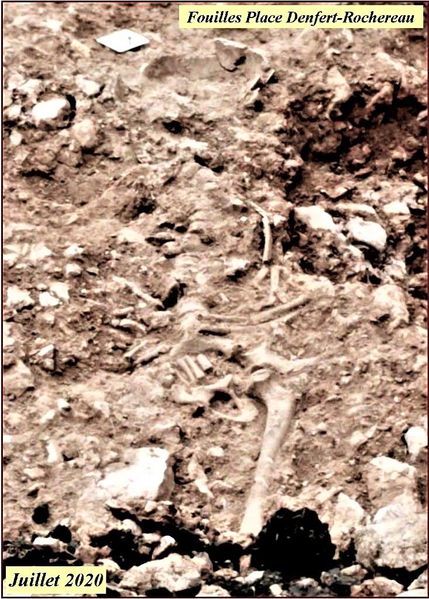 Fichier:Fouilles Place DR 2020.jpg