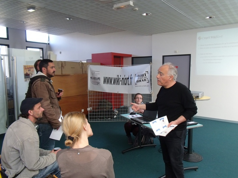 Fichier:Stand wiki-niort.JPG